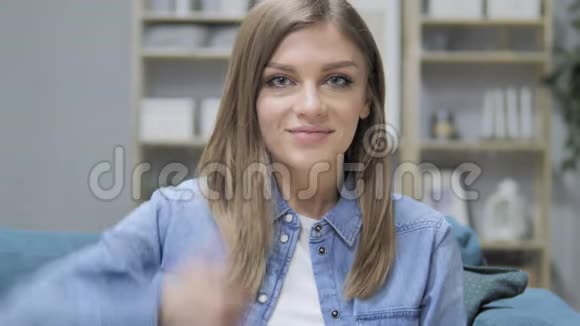 创意办公室女青年竖起大拇指视频的预览图
