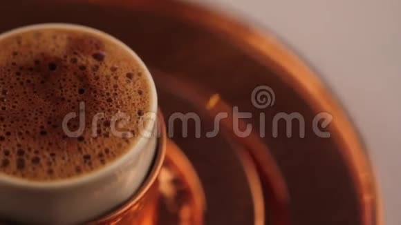 传统玻璃杯中的泡沫土耳其咖啡视频的预览图
