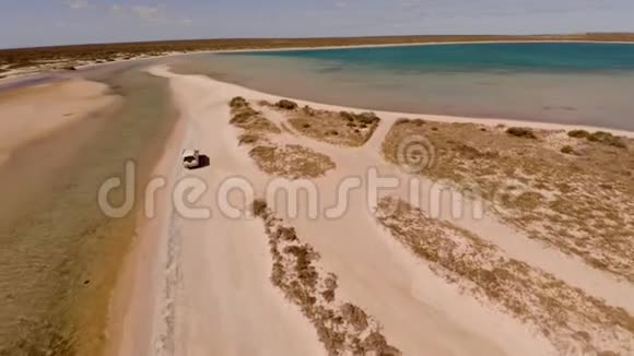 在陆地上用降落伞拍摄海岸和海洋视频的预览图
