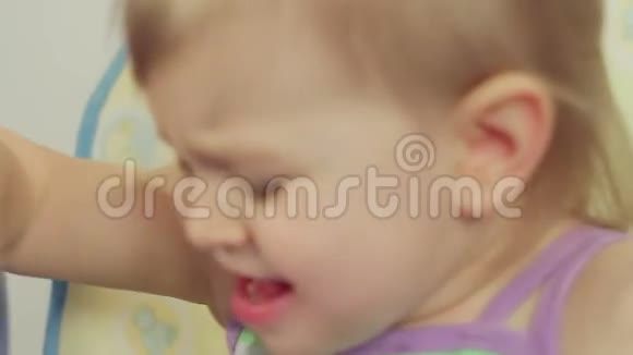 可爱的小女孩用她的手指吃意大利面并享受它视频的预览图