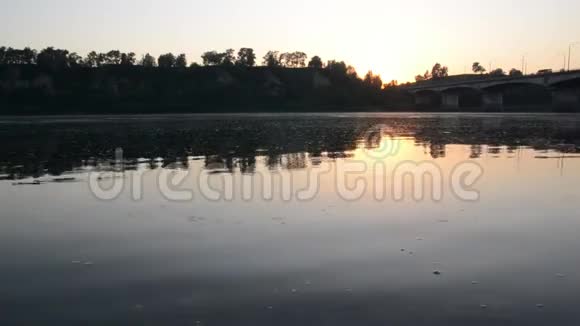 日落在河上船沿河航行视频的预览图
