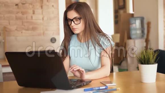 女人在笔记本电脑上工作视频的预览图
