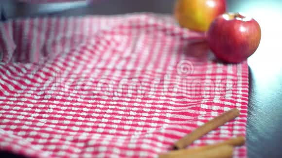 烤苹果派金黄色苹果派脆皮自制苹果派视频的预览图