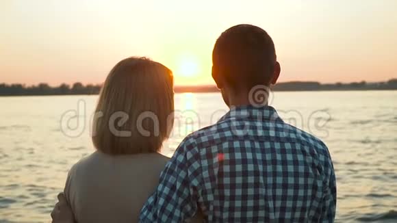 可爱的一对夫妇欣赏日落视频的预览图