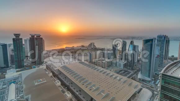 卡塔尔日出时分西湾和多哈市中心的天际线视频的预览图