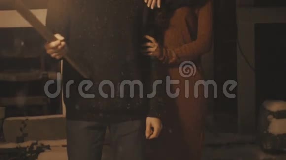 一对年轻的神秘夫妇在黑暗中手持火炬的肖像视频的预览图