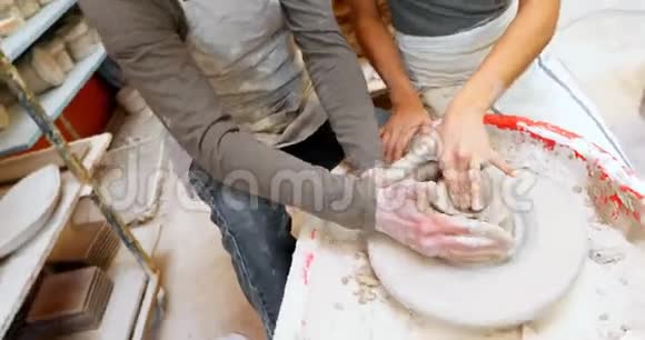男性陶工协助女性陶工4k视频的预览图