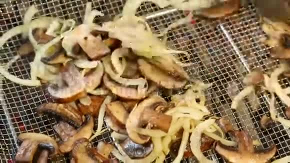 混合蘑菇和洋葱视频的预览图