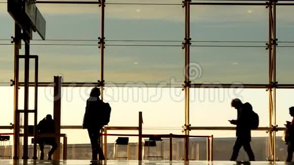 巴塞罗那国际机场人员剪影视频的预览图