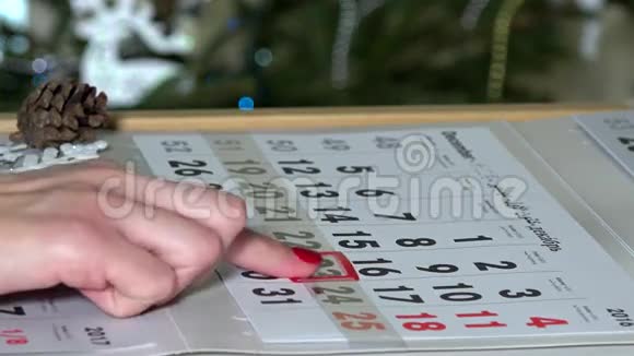 女性手指在最后几天推纸日历标记视频的预览图