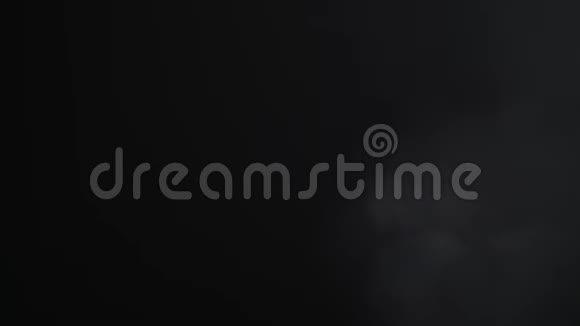白色蒸汽在黑色背景上升起视频的预览图