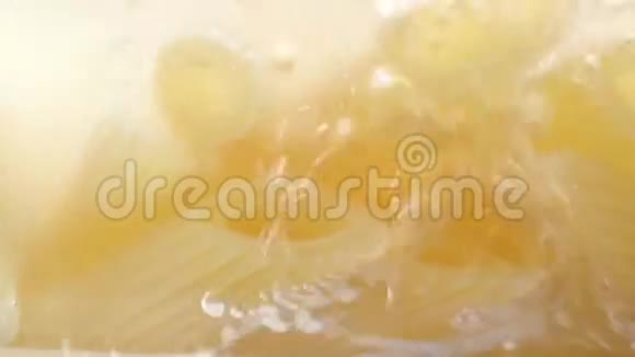 在玻璃锅中煮水和黄色意大利面宏观视频视频的预览图