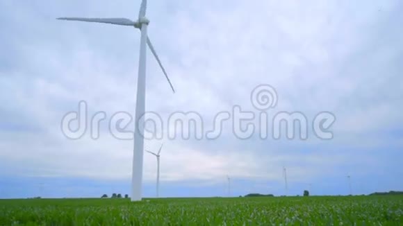 多云天气的风力发电机绿野风力发电机视频的预览图