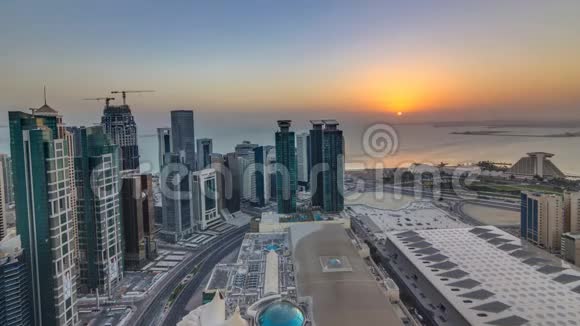 卡塔尔日出时分西湾和多哈市中心的天际线视频的预览图