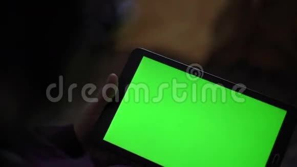 在黑色背景上关闭平板电脑的绿色屏幕慢慢地视频的预览图