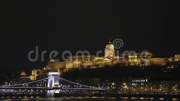 在布达佩斯的布达山上点亮了斯齐切尼大桥和皇宫镜头位于匈牙利首都的链桥视频的预览图