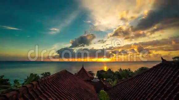4K时程日出俯瞰平房和印度洋的屋顶2015年7月15印度尼西亚巴厘视频的预览图