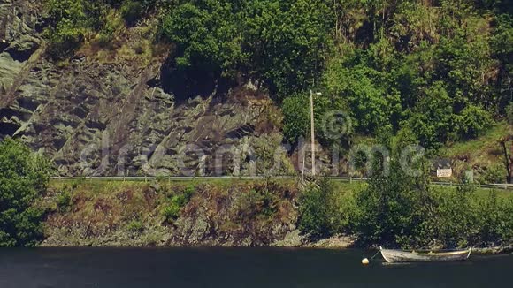 全景空木船在山上河水上浪绿色的树夏日晴天视频的预览图