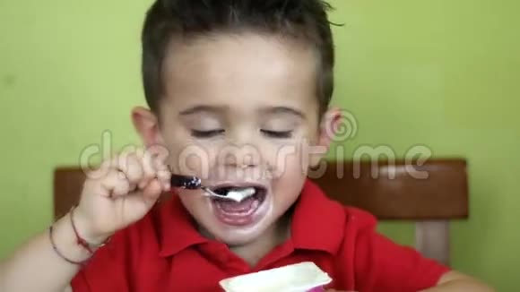 小孩子喜欢喝酸奶视频的预览图