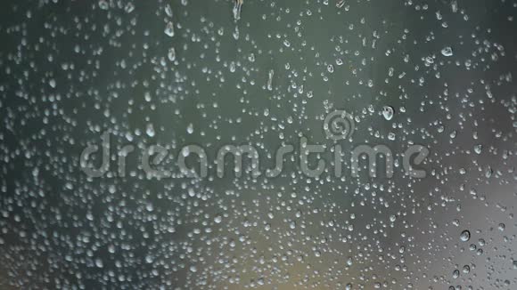 雨落时窗玻璃里的雨滴视频的预览图