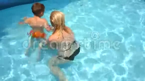 男孩在游泳池游泳视频的预览图