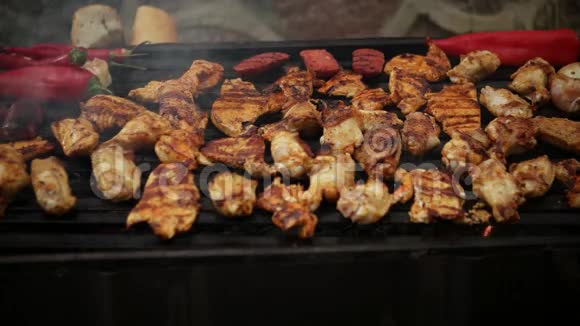 烧烤烤鸡和蔬菜用于户外活动野餐视频的预览图