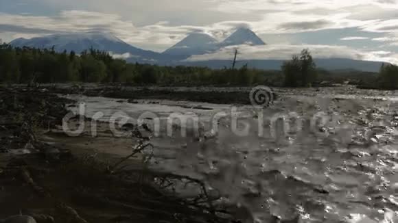拂晓时Studenaya河和Kluchevskaya火山群视频的预览图