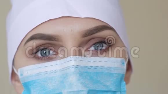 戴着口罩的女医务人员看镜头视频的预览图
