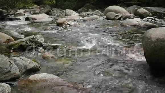 水在山河的石头上流动视频的预览图