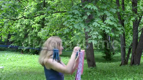 女人针夹洗衣视频的预览图