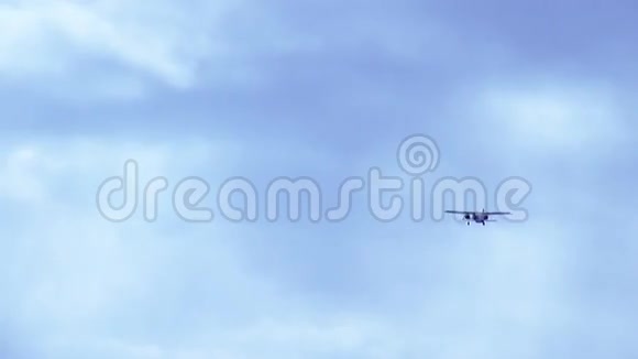 在蓝天上天空中的天空中飞翔的天空自然航班旋转螺旋桨视频的预览图