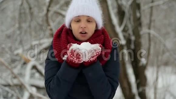 戴着白色针织帽子红领巾和手套的少女吹雪视频的预览图