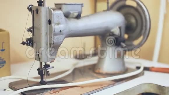 旧缝纫机服装生产视频的预览图