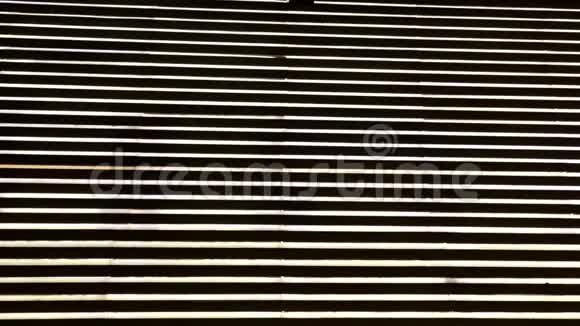 三个人从楼梯上下来的剪影视频的预览图