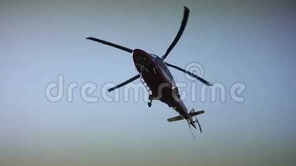 直升机在前景的天空中飞翔视频的预览图