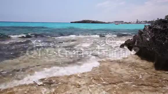 蔚蓝的大海一片虫族的海洋在海岸线的背景下海浪拍打着岩石海岸视频的预览图