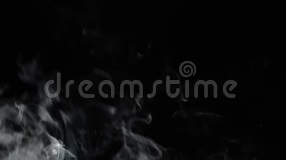 白色蒸汽在黑色背景上升起视频的预览图