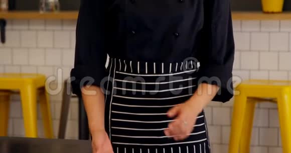 美丽的女服务员站在4k咖啡厅双臂交叉视频的预览图