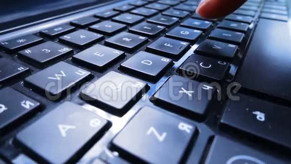 笔记本电脑键盘上的手指类型视频的预览图