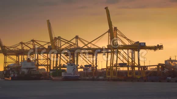 BARCELONA西班牙2018年11月09日集装箱货船和K视频的预览图