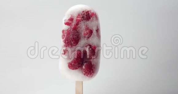 冰冻冰淇淋和浆果果汁冰淇淋手工制作视频的预览图