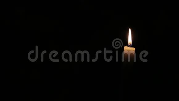 蜡烛火焰隔离在黑色背景上视频的预览图