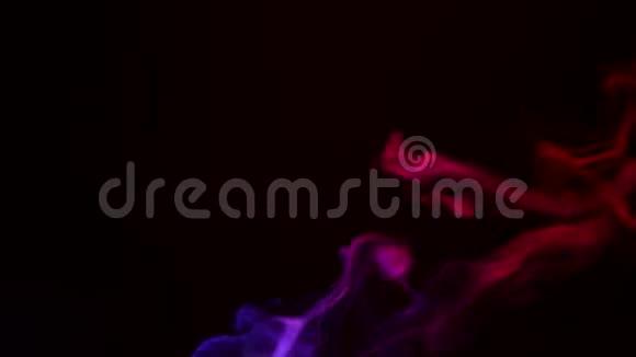 黑色背景下的芳香棒上冒出的红色烟雾视频的预览图