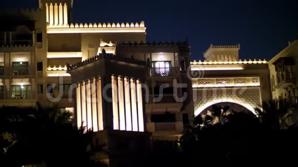 迪拜阿联酋阿拉伯联合酋长国EMIRATES2017年11月20日JumeirahAlQasrMadinat酒店夜间视频的预览图