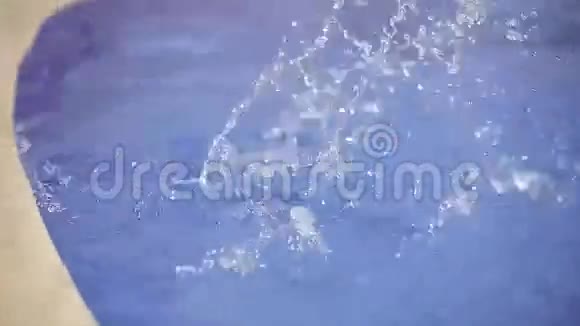 孩子们的手在水池里泼水视频的预览图