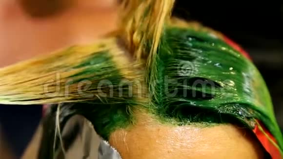 专业理发师染发多色具有拉伸着色荧光染色视频的预览图