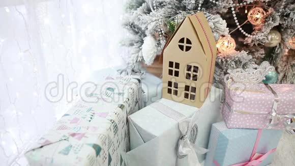 礼品纸板屋圣诞及新年纪念品视频的预览图