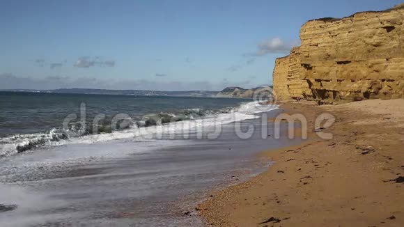 波顿布拉德斯托克砂岩悬崖和海浪撞击海岸多塞特英国视频的预览图