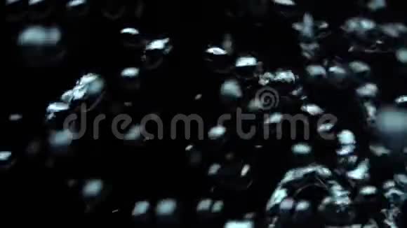 水滴在黑色背景下喷出视频的预览图