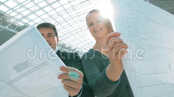 微笑工程师在建筑审批视频的预览图